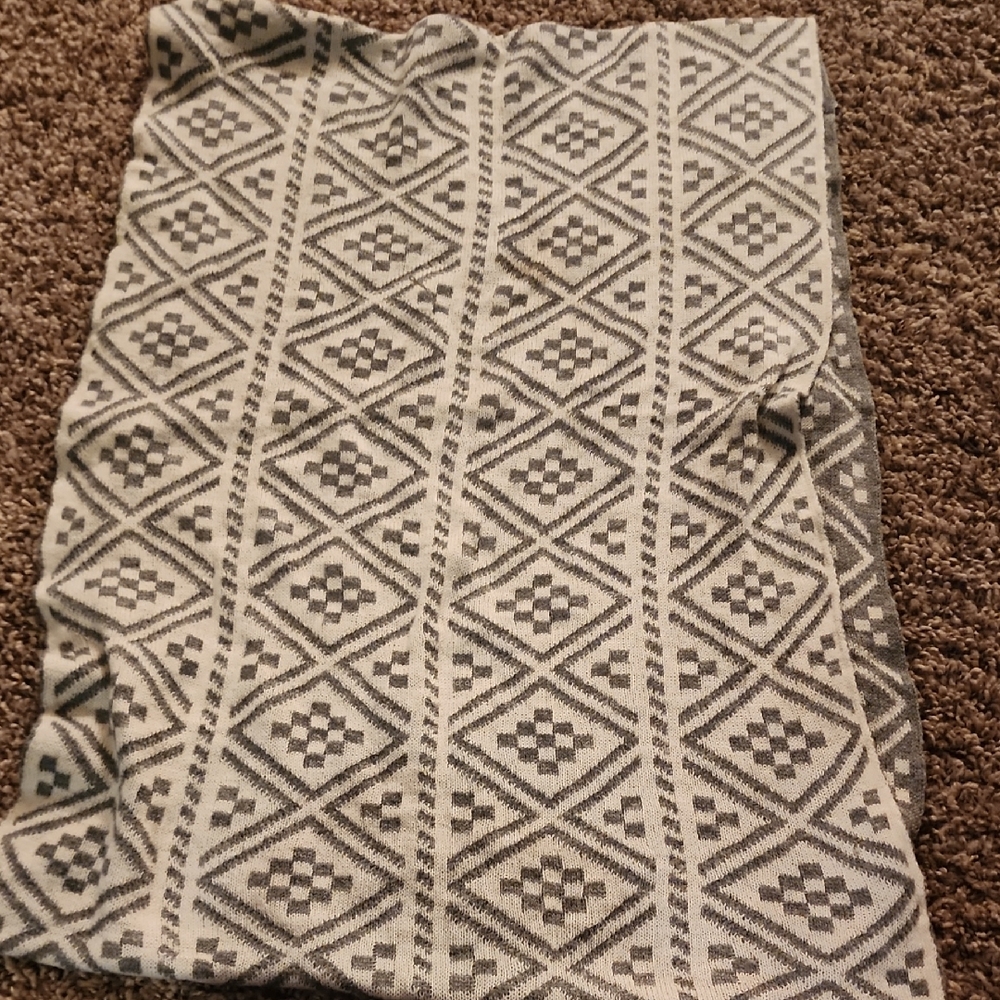 Gray Geometric Patterned Scarf